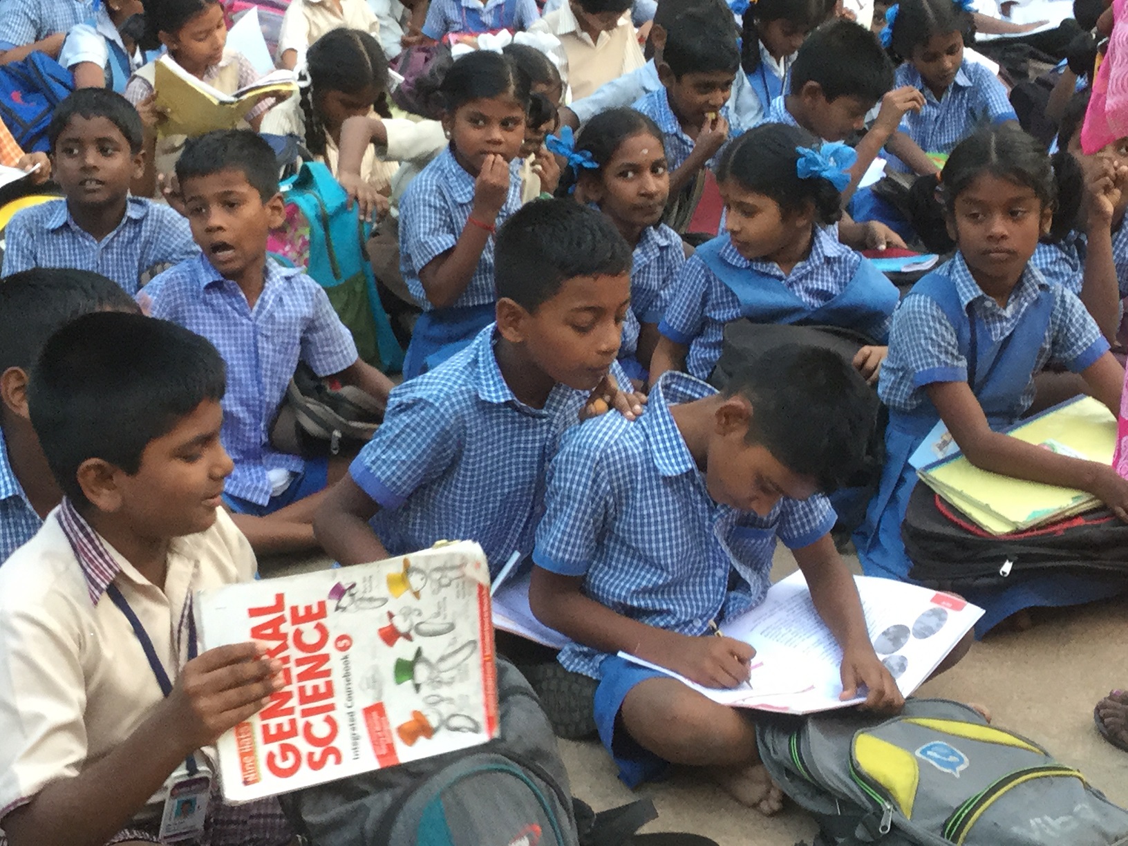 enfants dans la cour de Shakti Viyar